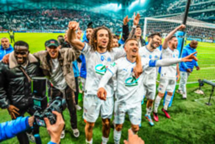 Le phare de Cassis englouti par les vagues.