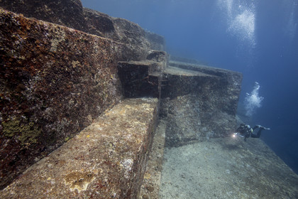 Les eaux de Yonaguni, au Japon, dissimulent une pyramide âgée de plusieurs millénaire .