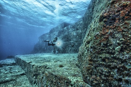 Les eaux de Yonaguni, au Japon, dissimulent une pyramide âgée de plusieurs millénaire .