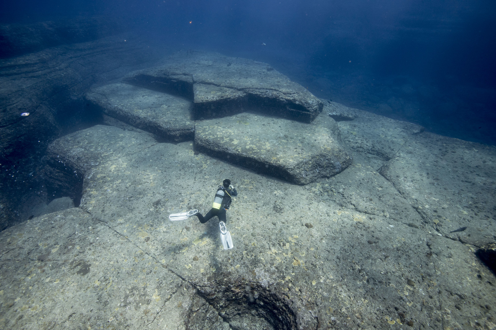 Les eaux de Yonaguni, au Japon, dissimulent une pyramide âgée de plusieurs millénaire .