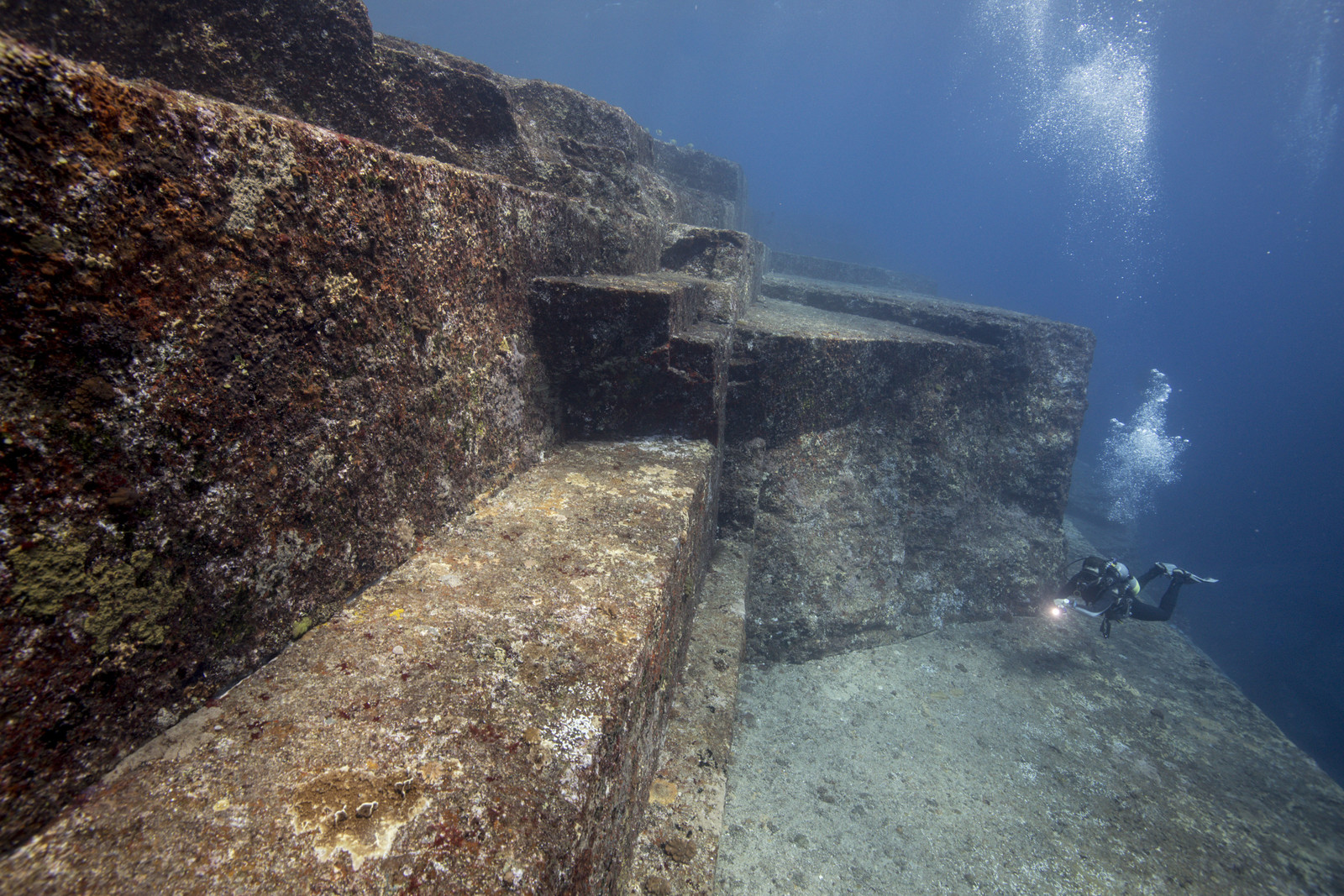 Les eaux de Yonaguni, au Japon, dissimulent une pyramide âgée de plusieurs millénaire .