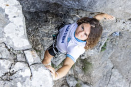 Le phare de Cassis englouti par les vagues.