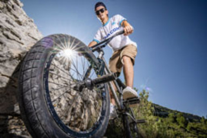 Le phare de Cassis englouti par les vagues.