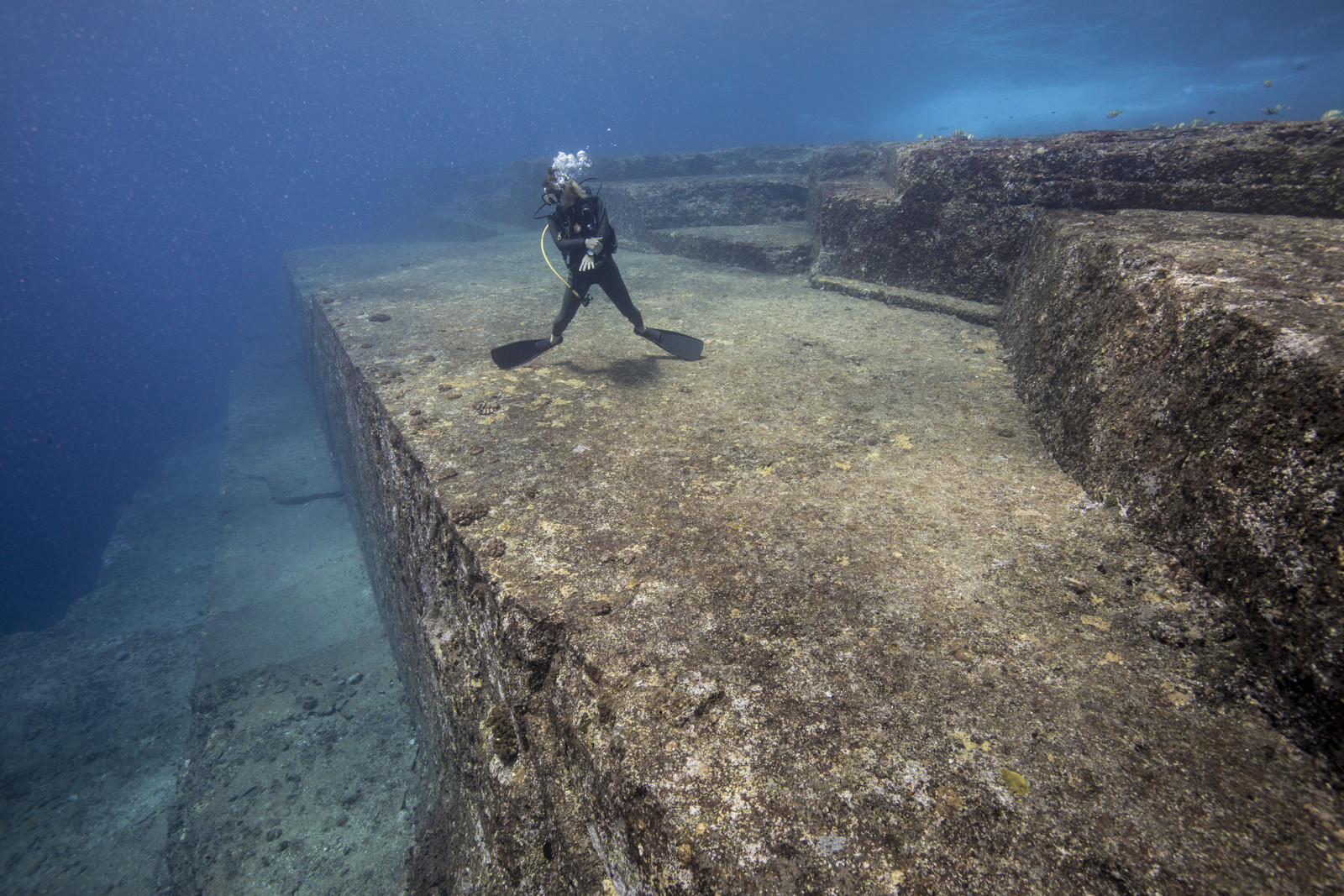 Les eaux de Yonaguni, au Japon, dissimulent une pyramide âgée de plusieurs millénaire .