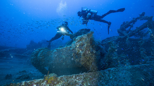 l Ile de Truc en Micronesie des plongeurs explore l'epave d un navire avec un char
