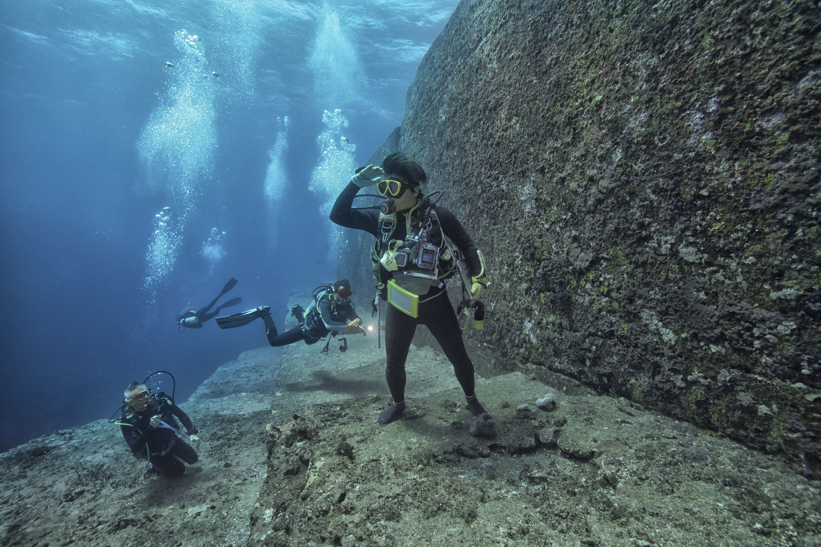 Les eaux de Yonaguni, au Japon, dissimulent une pyramide âgée de plusieurs millénaire .Shotaro Maja fils du decouvreur du site .