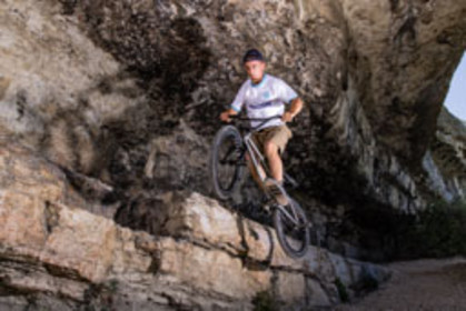 Le phare de Cassis englouti par les vagues.